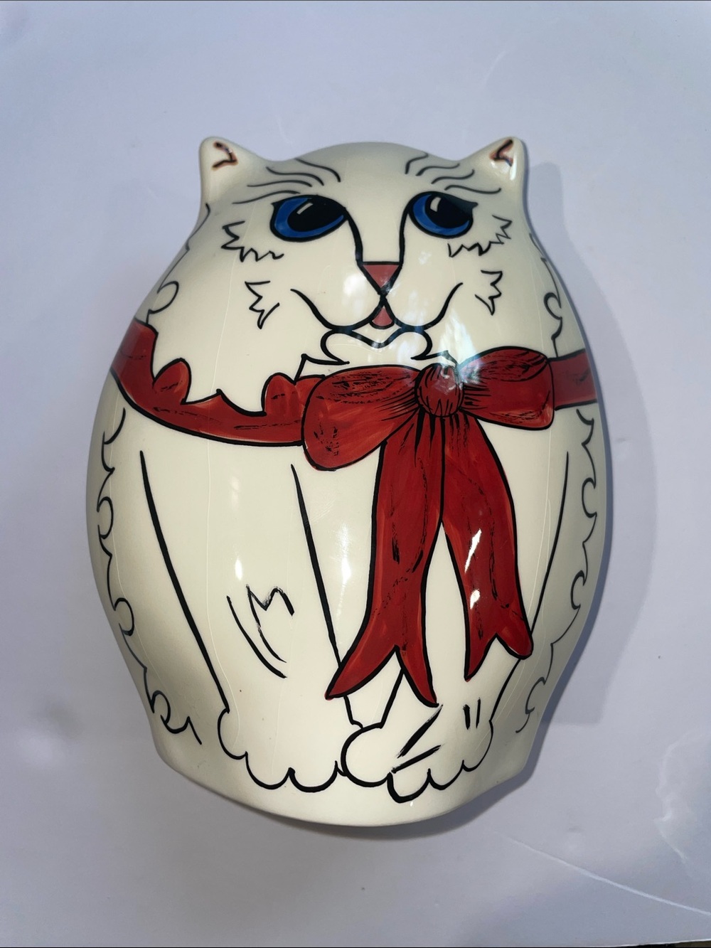 Nina Lyman 2001 Persian White Cat Ceramic 7” Vase with Red Bow